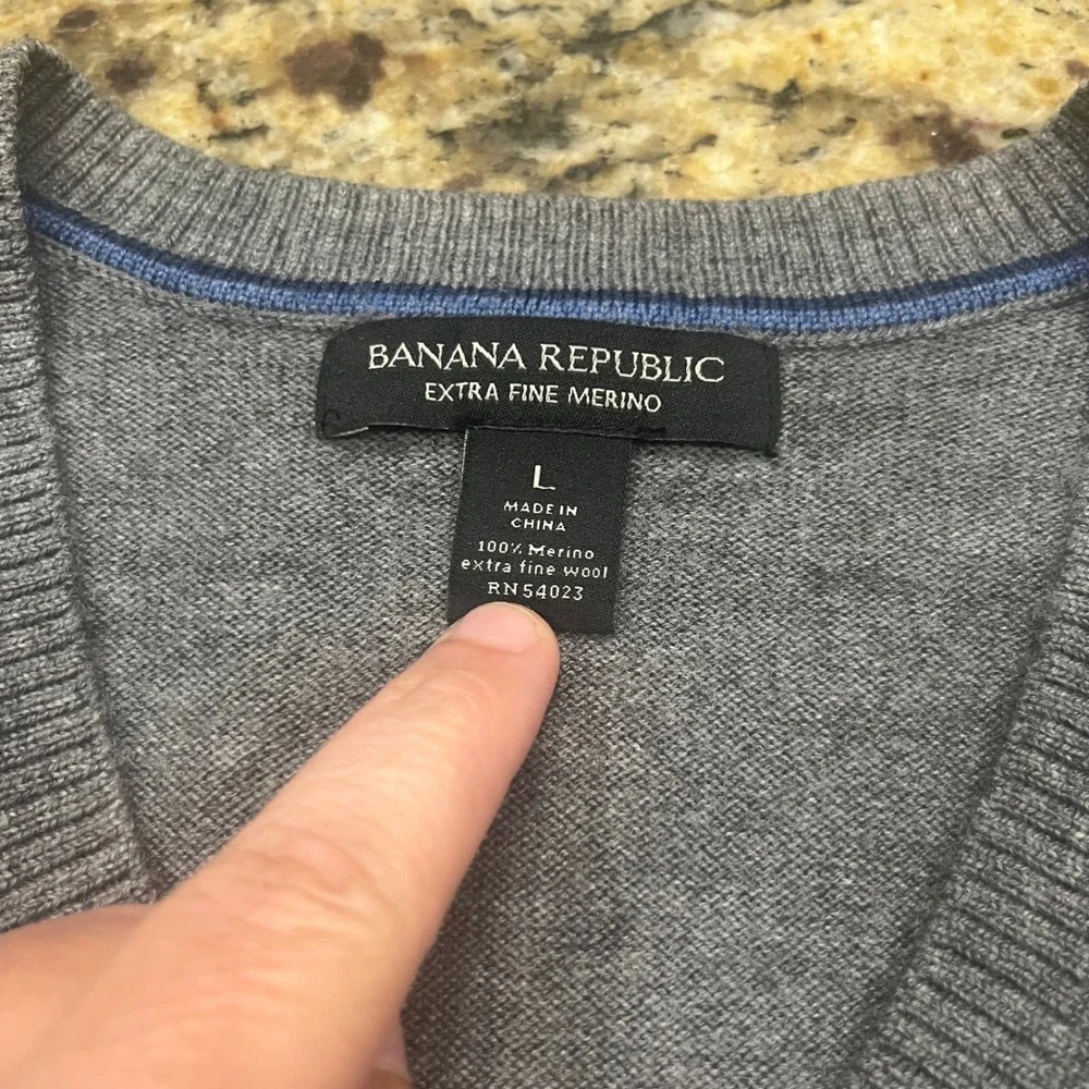 Banana Republic Mens Gray Extra Fine Merino Wool V-Neck Sweater Large - Picture 2 of 4